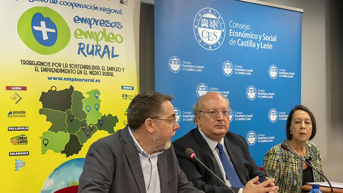 El presidente del CES, Enrique Cabero, el gerente del GAL de Tierra de Campos, Javier Paniagua, y la coordinadora del Grupo de Investigación Milagros Alario, presentan los resultados del Estudio. ICAL