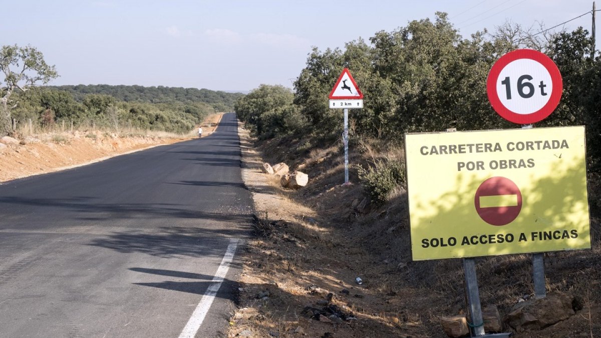 La carretera DSA 303 cortada por obras desde hace 1 año, único acceso al hospital los Montalvos.- ICAL