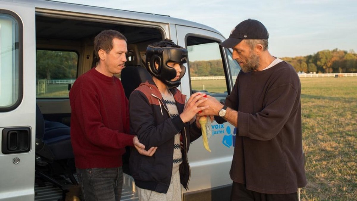 Kateb y Cassel en una escena de ‘Especiales’. - CAROLE BETHUEL - UNIFRANCE