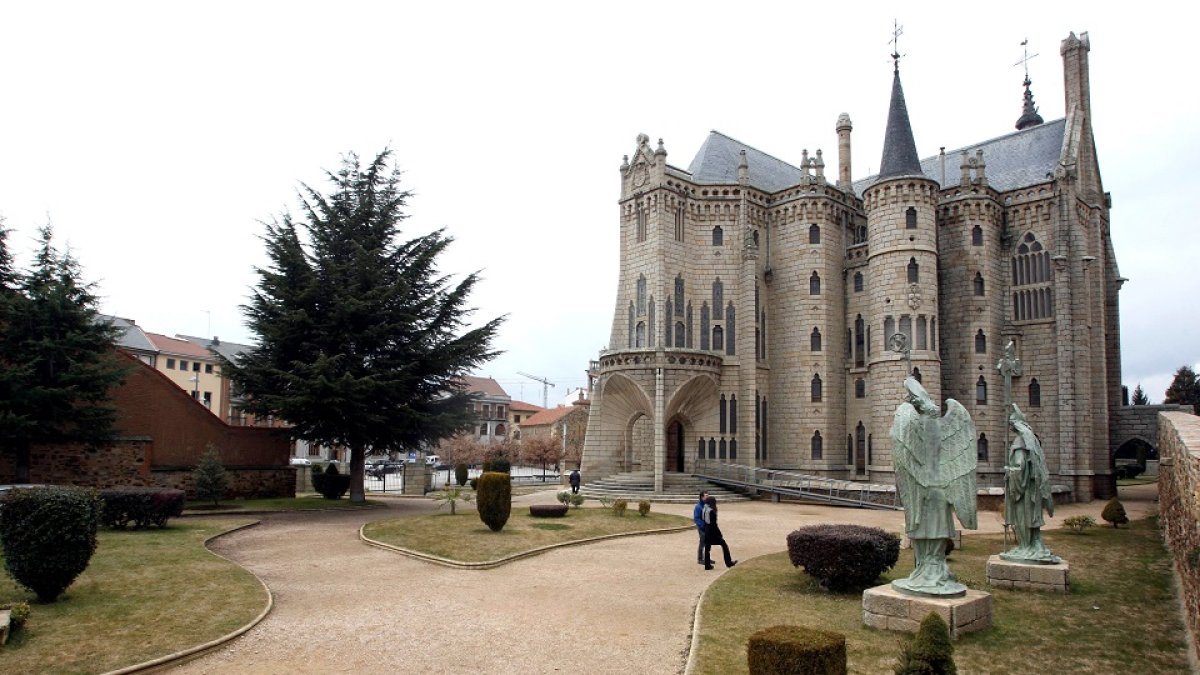 Vista exterior del Palacio Episcopal y Museo de los Caminos en Astorga (León).- ICAL