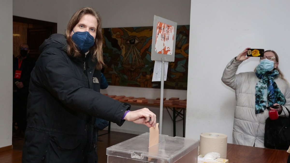 El candidato a la presidencia de la Junta de Podemos, Pablo Fernández, vota en el ayuntamiento de San Marcelo de León. -ICAL