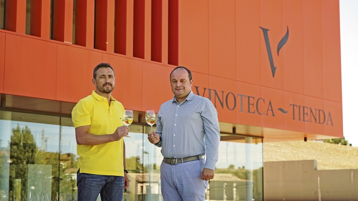 El director general de Bodegas riojanas, Eduardo Sainz, y el enólogo Pablo García, director técnico de Viore, en la bodega de Rueda.