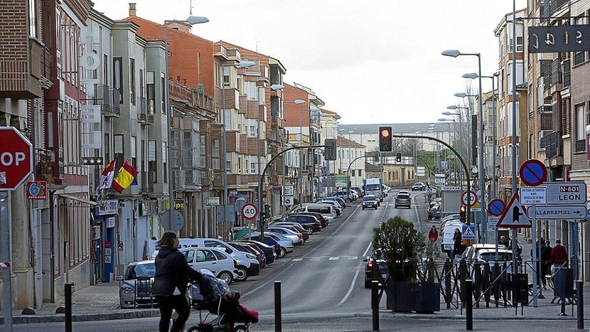Travesía de Medina de Rioseco donde se observa el desvío hacia Villarramiel a la derecha. J.M. LOSTAU