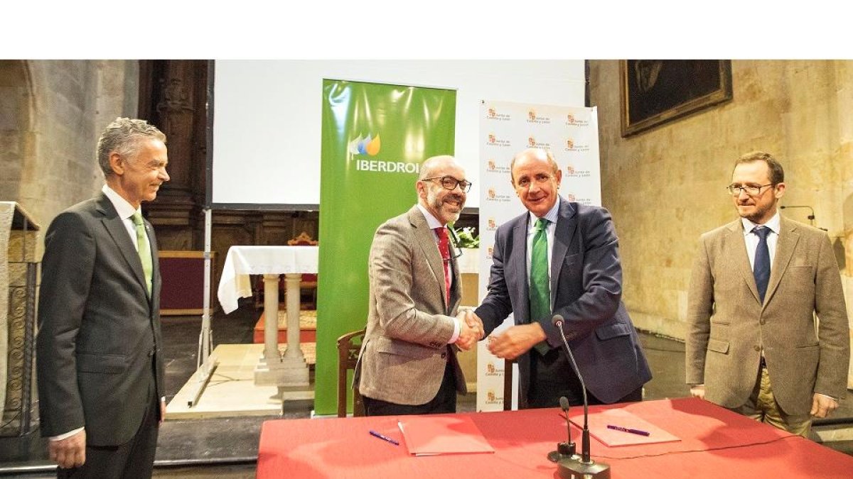 El consejero, Javier Ortega, y Fernando García, de Iberdrola, tras firmar el acuerdo. - ICAL