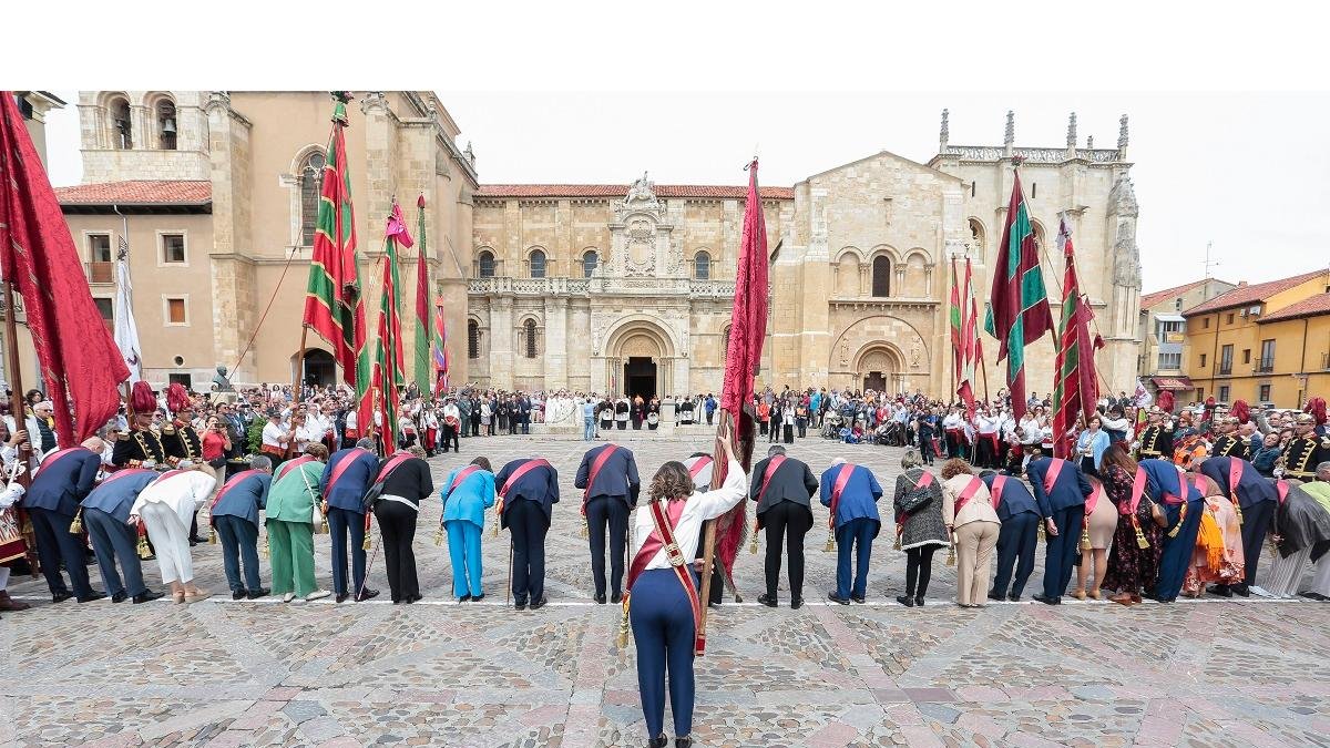 El alcalde de León, José Antonio Diez, y el exabad de San Isidoro Francisco Rodríguez protagonizan la ceremonia tradicional de Las Cabezadas. - ICAL