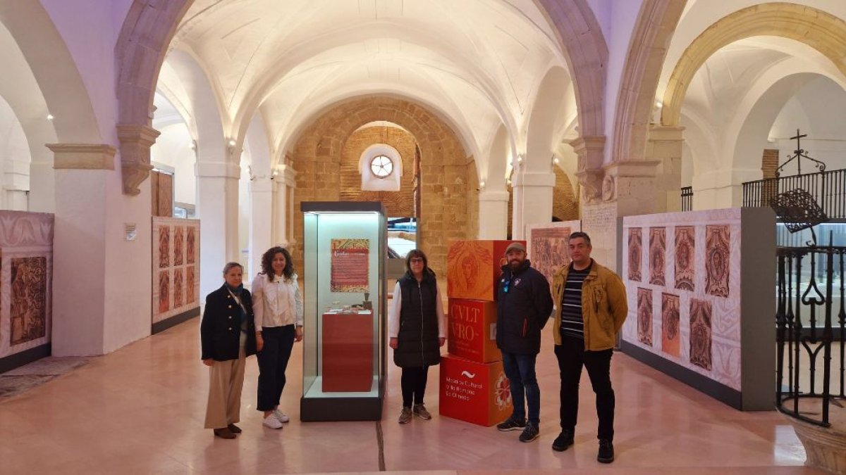 Inauguración de la vitrina cero bajo el título 'Teselas. Más que piedras', de la villa romana La Olmeda.- ICAL