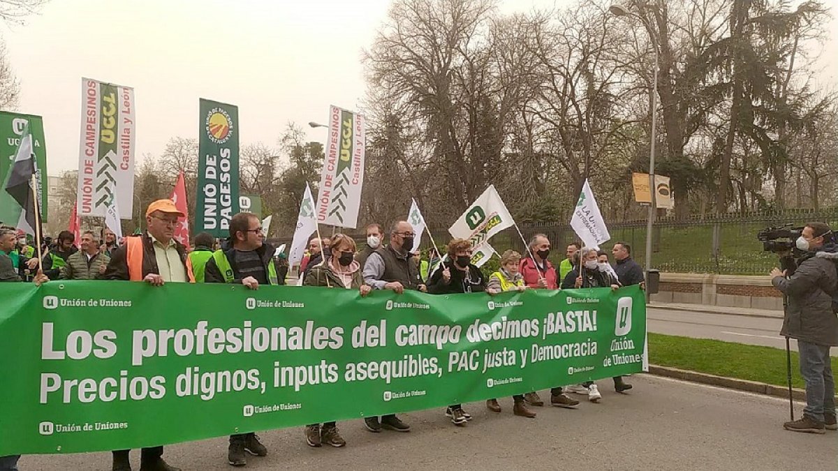 Concentración de agricultores y ganaderos de Unión de Uniones frente al Ministerio.- ICAL