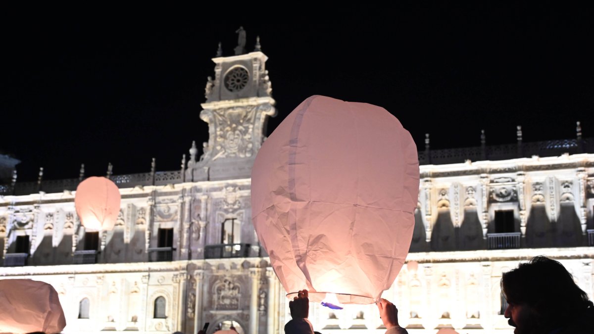El acto 'Compartiendo ilusiones', en el que se lanzó un millar de farolillos en León - ICAL