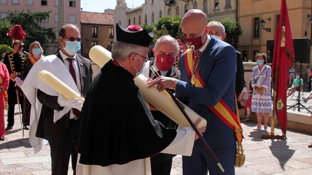 Celebración de Las Cabezadas; en la imagen, la Coorporación Municipal sale en comitiva desde la Plaza San Marcelo para dirigirse al atrio de San Isidro| ICAL