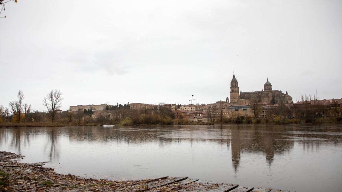 Aumento del nivel del río Tormes tras las últimas lluvias.-Ical.