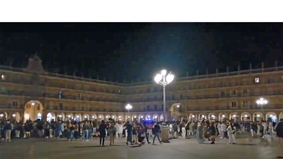 Plaza Mayor de Salamanca en la primera noche sin estado de alarma.- @DANILAZAROM