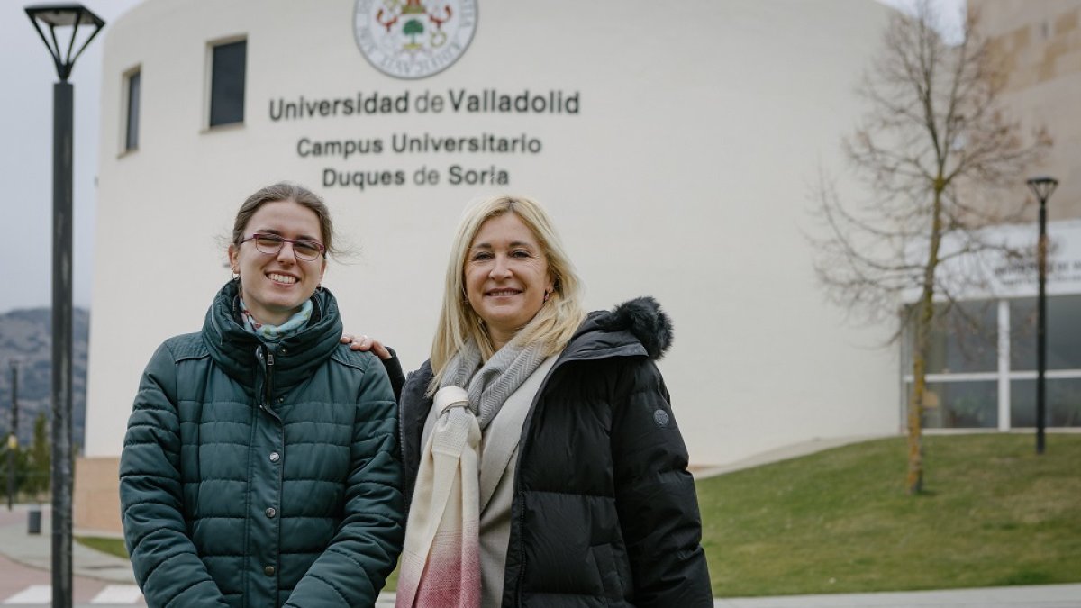 Olga Jedrysiak, ganadora de una ayuda a la investigación de Caja Rural, junto a su tutora, Blanca García. -ICAL