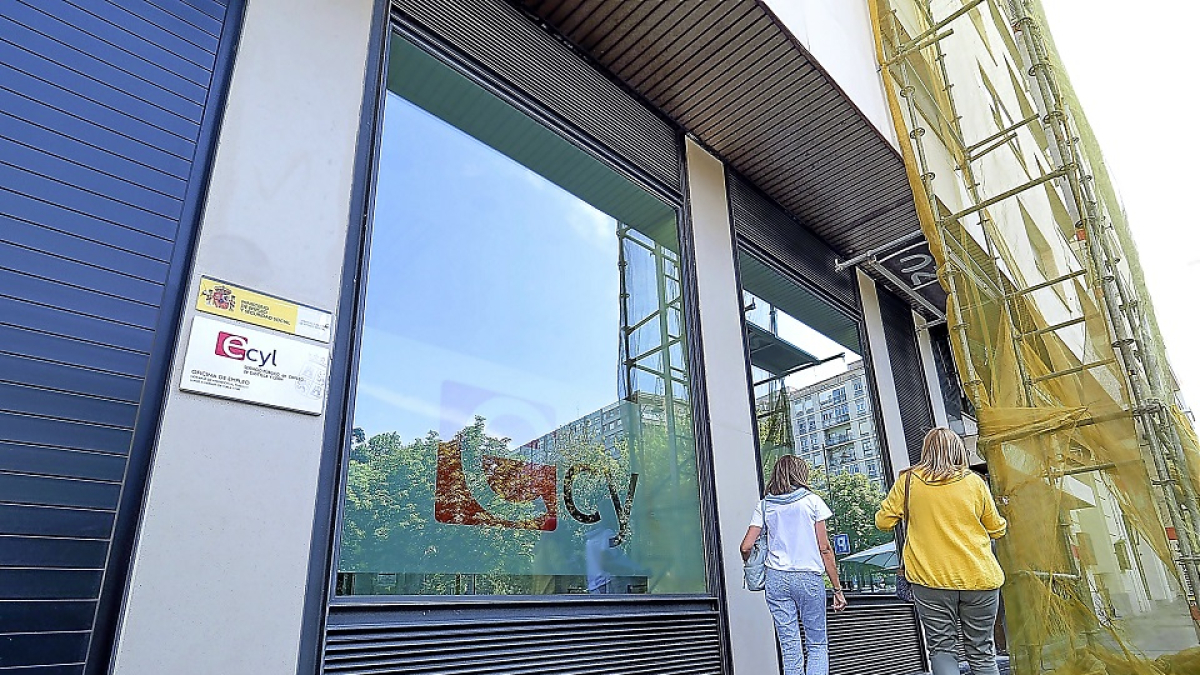 Dos personas entran en una de las oficinas del Ecyl de la Comunidad | PHOTOGENIC