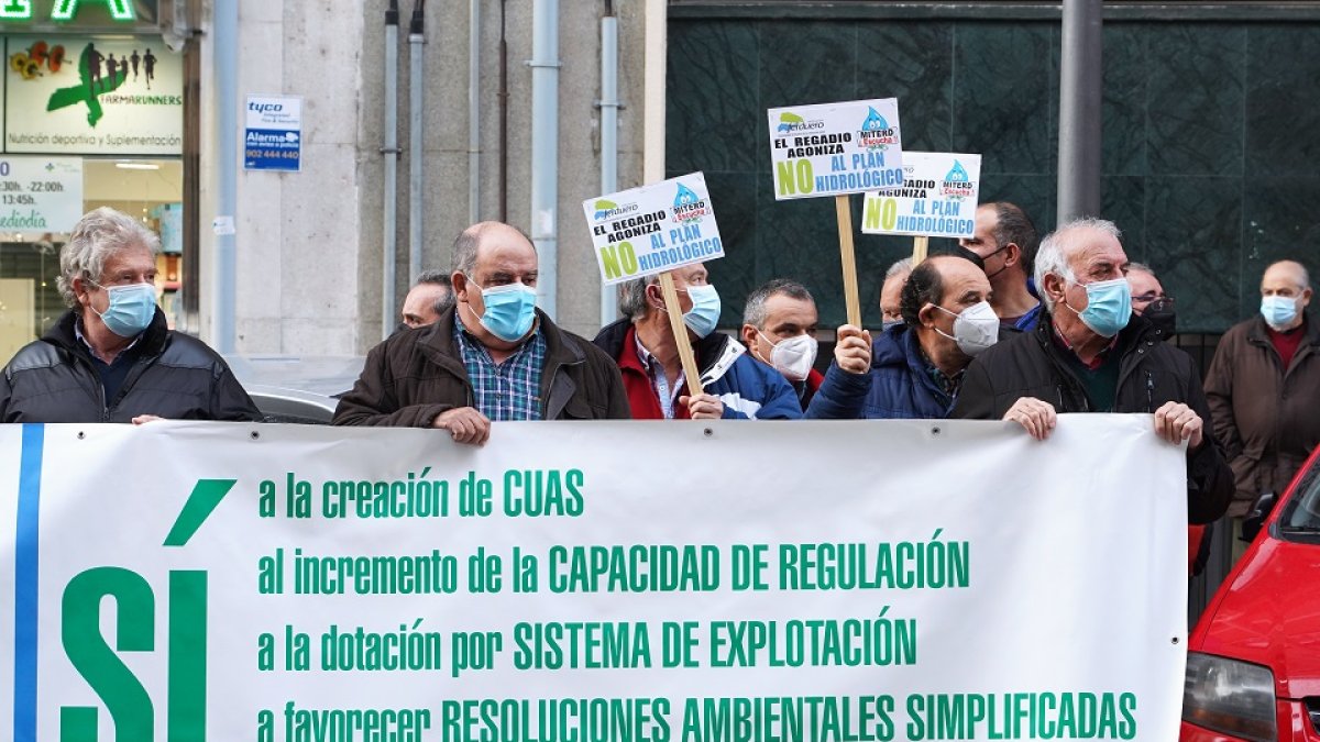 Concentración para visibilizar su descontento por el Plan Hidrológico del Duero. -ICAL