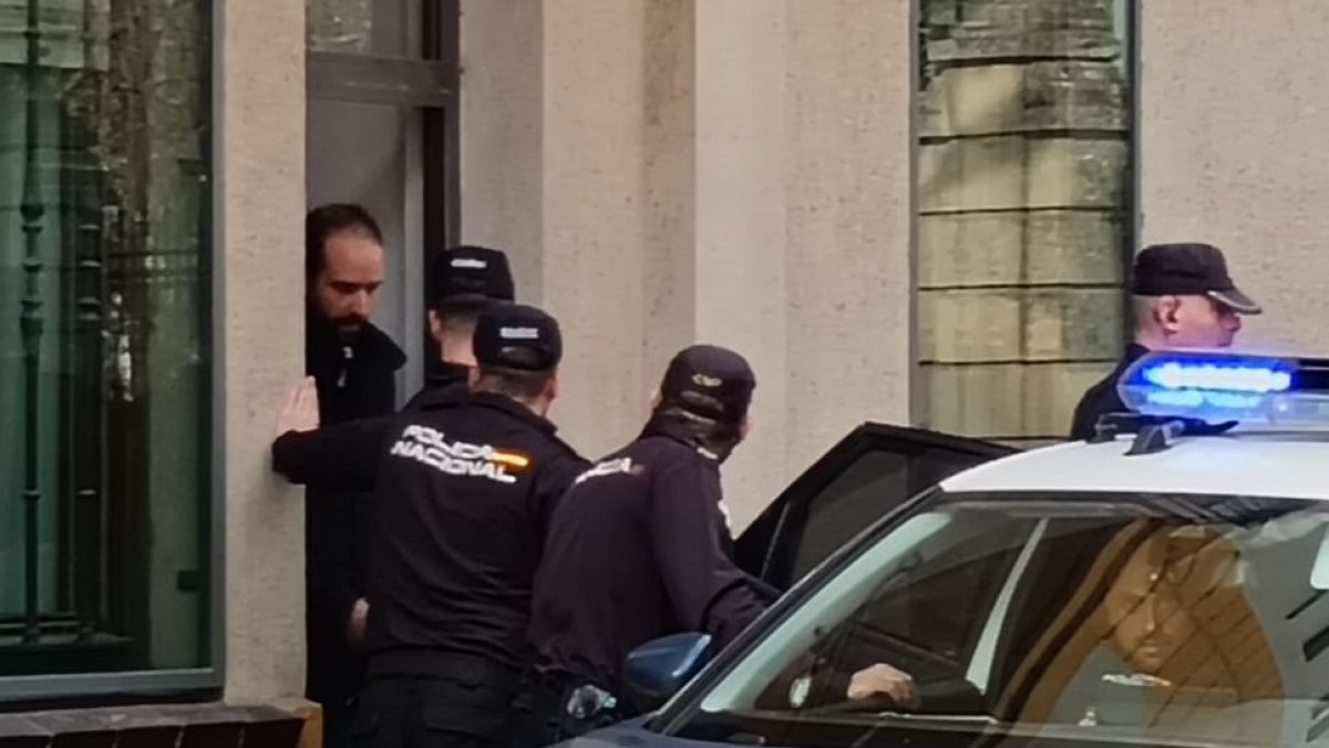 Ángel Hernández, a la salida de la comisaría.-E. M.