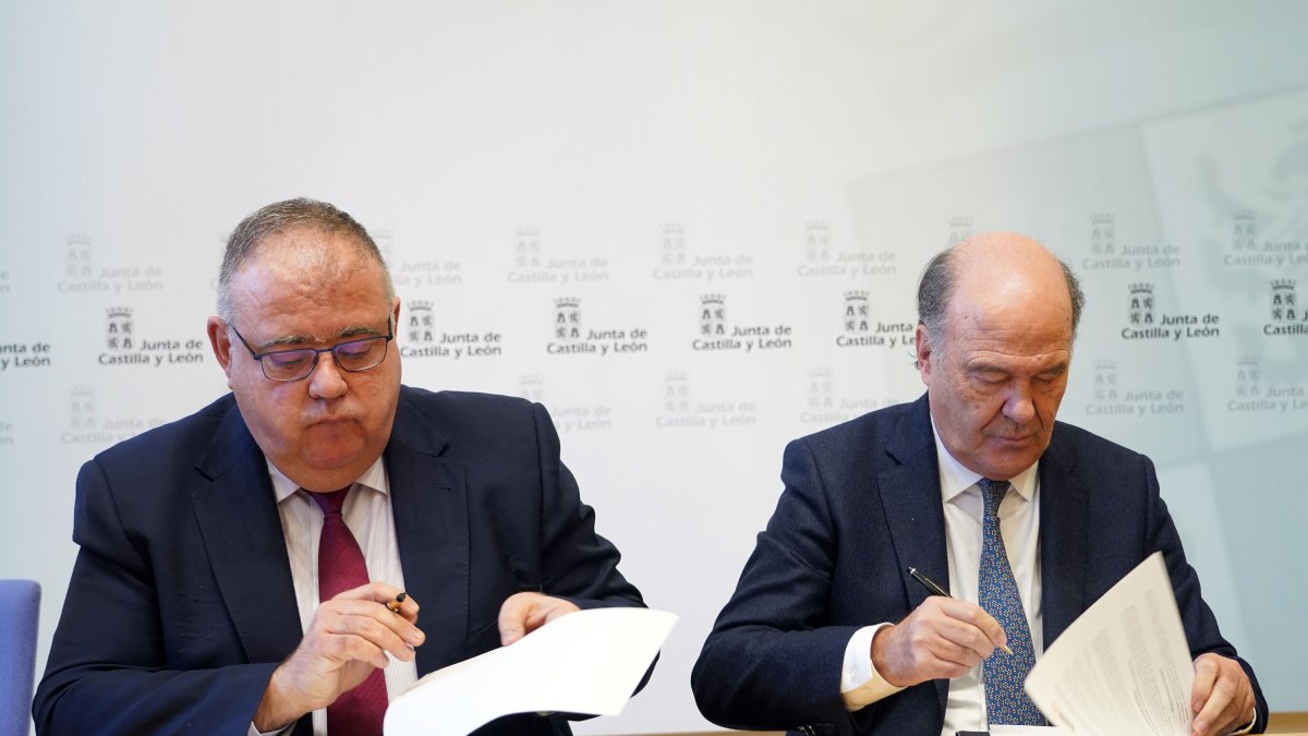 El consejero de Sanidad, Alejandro Vázquez, y el presidente del sindicato CESM, José Luis Díaz Villarig, firman un acuerdo de mejoras retributivas y organizativas para los médicos de Sacyl. -ICAL