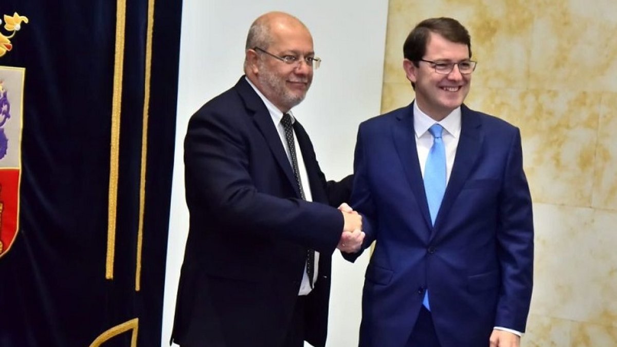 Foto de archivo del acuerdo de pacto de gobierno entre PP y Ciudadanos. -E.M