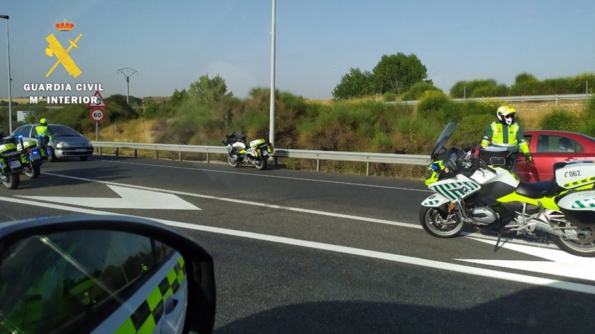 Agentes de la Guardia Civil tras interceptar el vehículo.- E. M.
