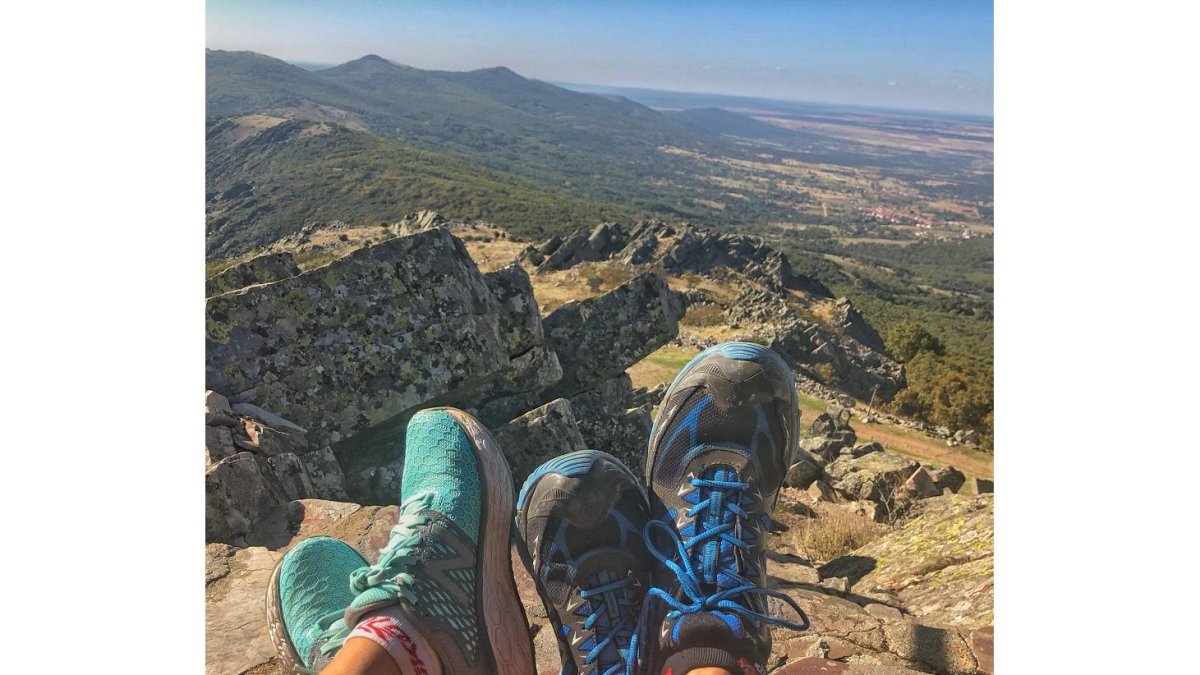 Un merecido descanso en la cumbre del Pico Cervero. / N.S.