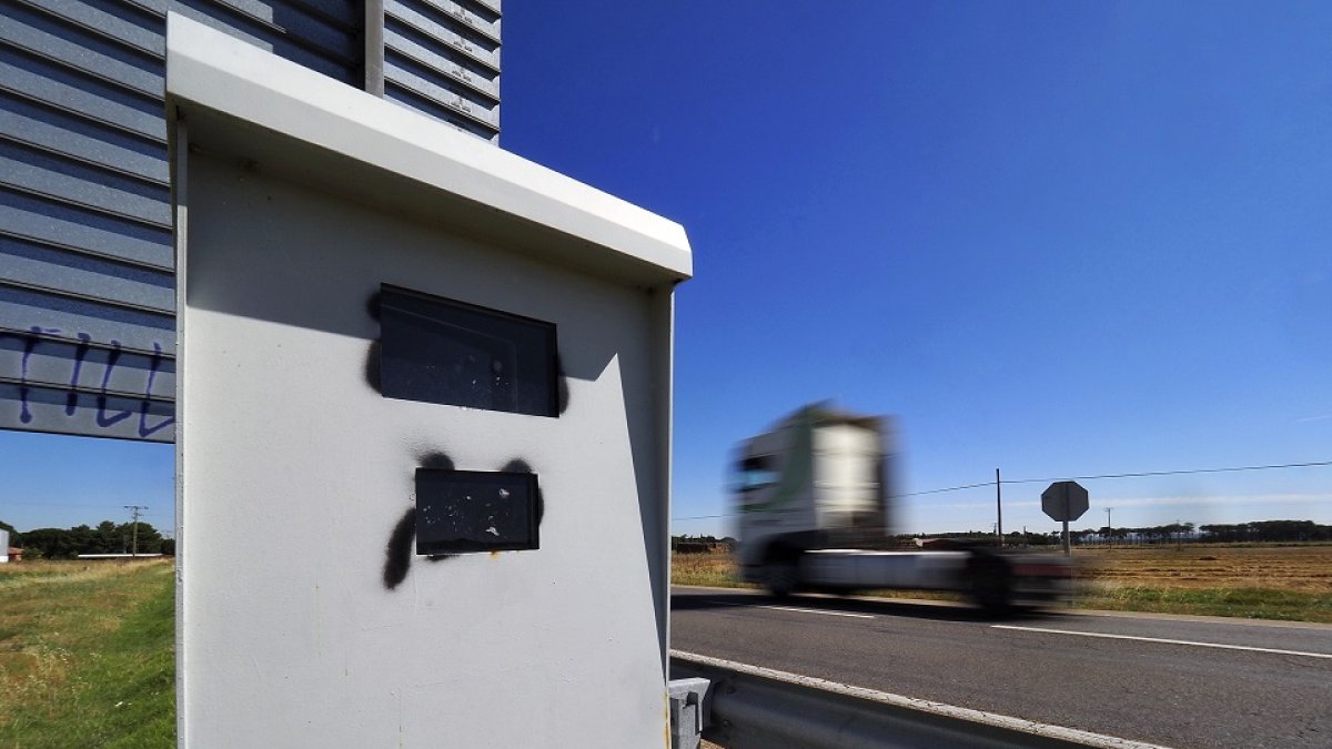 Imagen de archivo de un radar en una carretera.