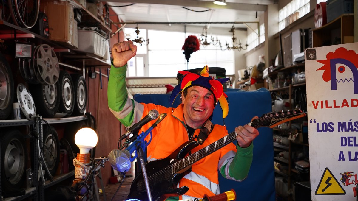 José Luis de Pablo, El Duende Eléctrico, junto a los instrumentos que utiliza.  ArgiComunicación.