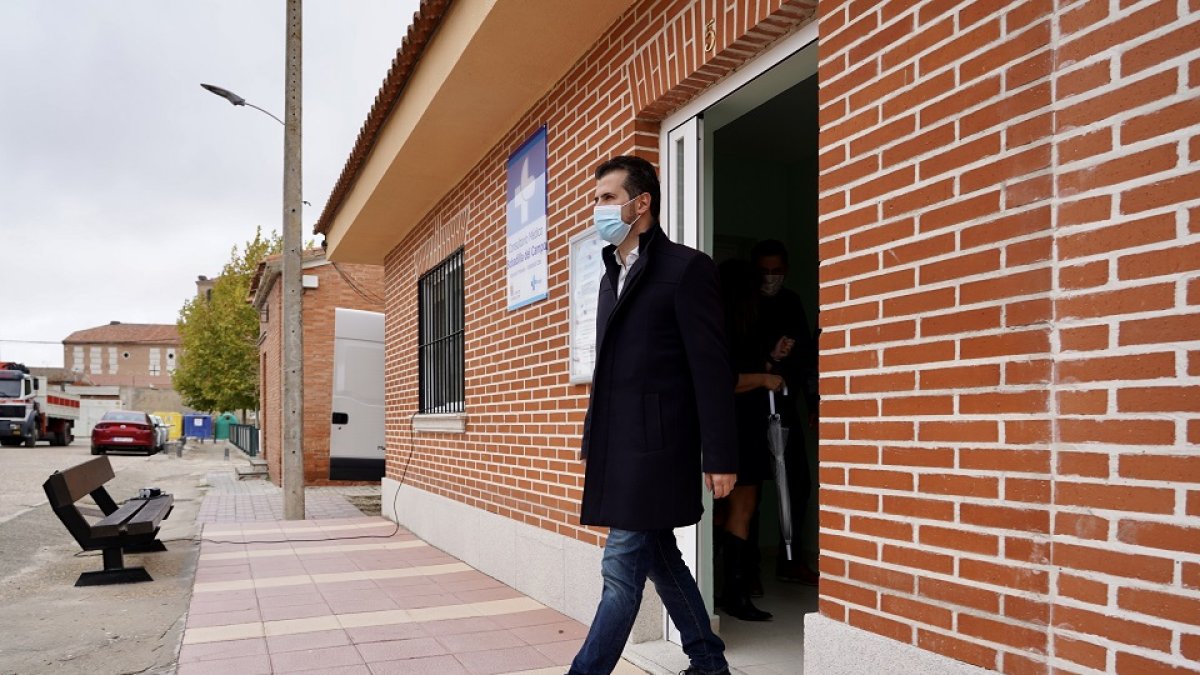 El secretario general del PSOECyL, Luis Tudanca, visita el centro de salud de Bobadilla del Campo (Valladolid). - ICAL