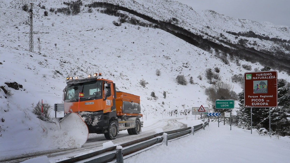 Un camión quitanieves haciendo su trabajo en el norte de Palencia.- Ical
