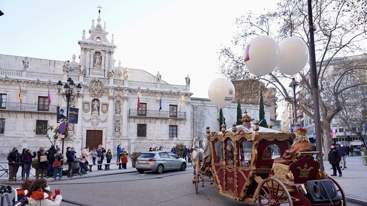 Los Reyes Magos en su paso por la Plaza de la Universidad. ICAL