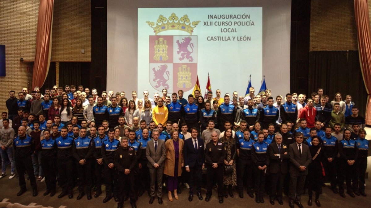 Foto de familia de la nueva promoción de alumnos. | ICAL