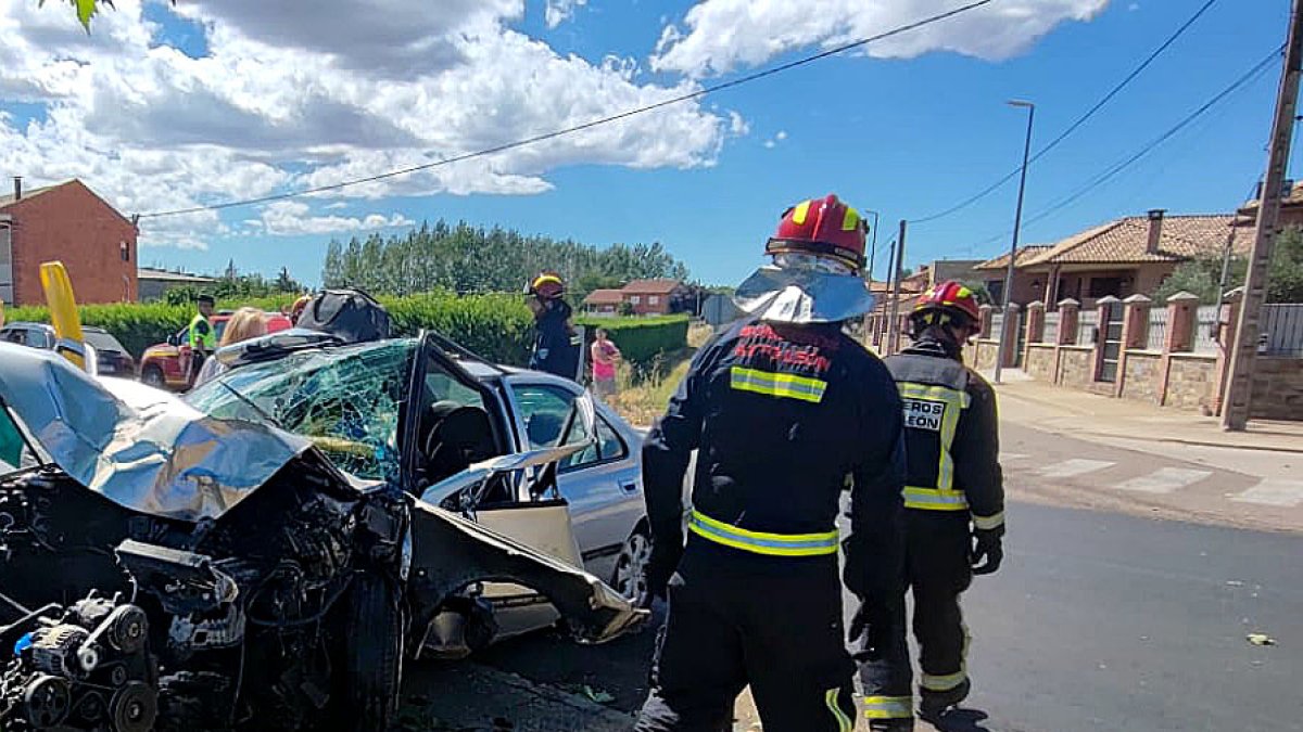 Choque de un coche contra un árbol en León .-ICAL