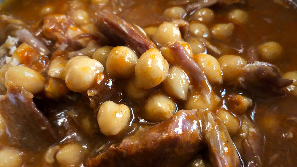 GARBANZOS CON COSTILLAS DESMIGADAS