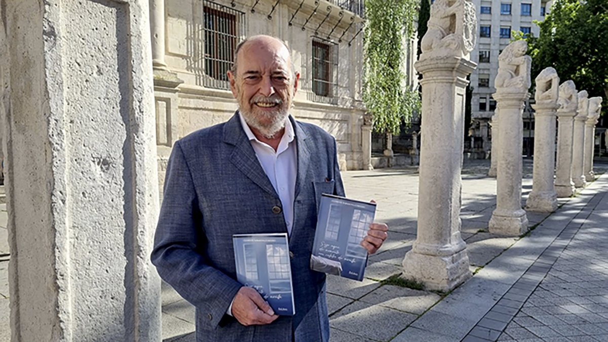 Clemente Barahona, junto a su libro frente a la fachada de la Universidad de Valladolid. ArgiComunicación.