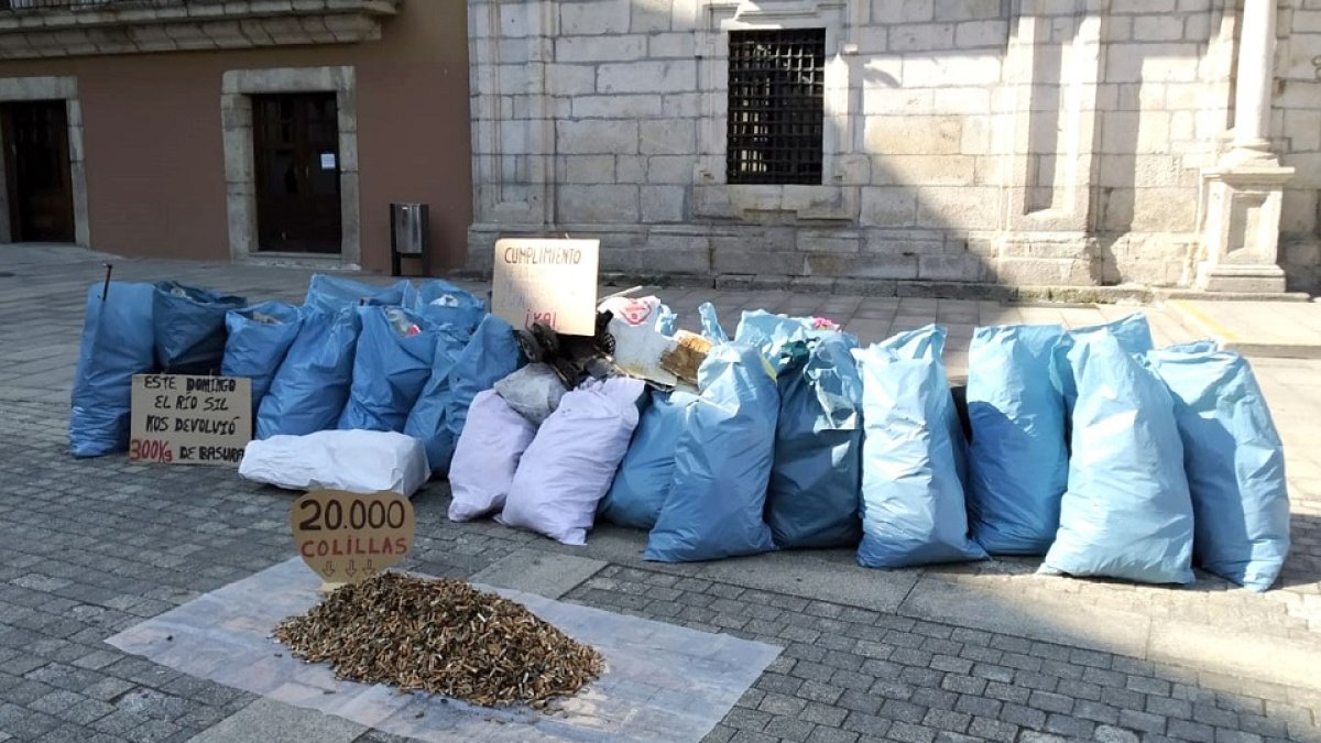 Proyecto Orbanajo deposita ante el Ayuntamiento de Ponferrada los más de 300 kilos de basura recogidos del entorno del río Sil. - ICAL