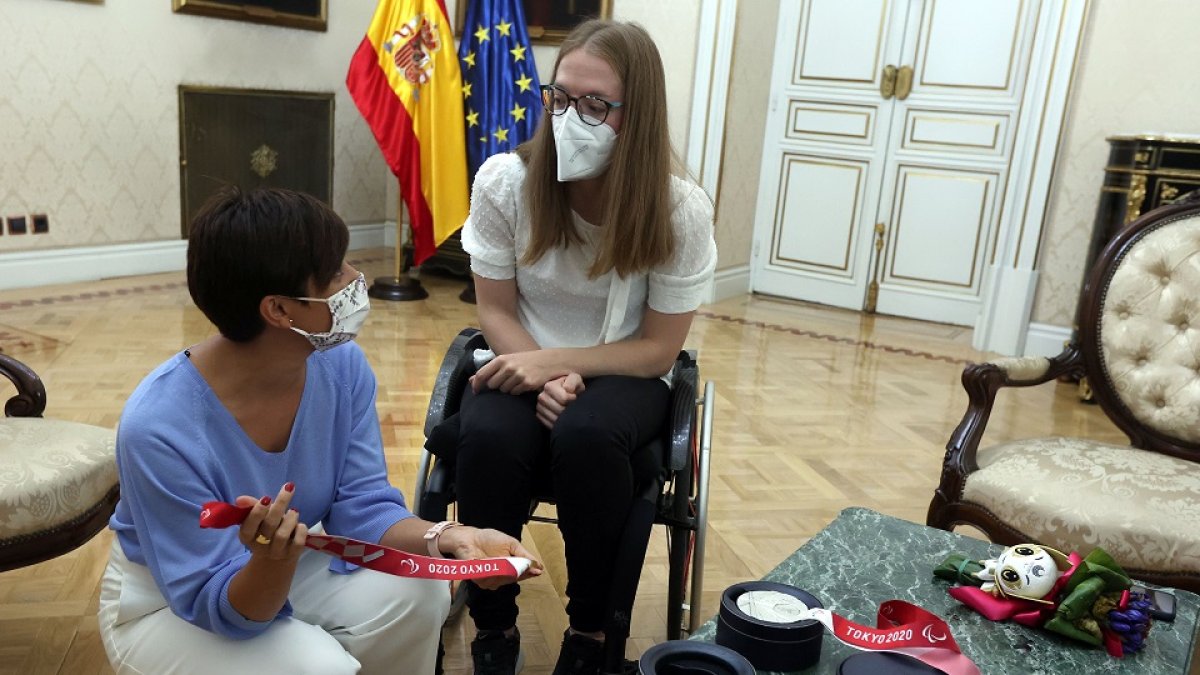 La ministra de Politica Territorial Isabel Rodriguez, recibe a la nadadora paralimpica Burgalesa Marta Fernández. - ICAL