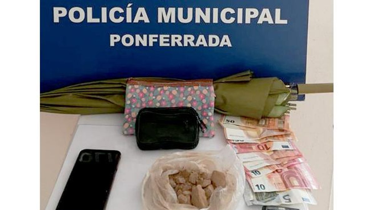 Material incautado por la Policía de Ponferrada a un hombre de 48 años - ICAL