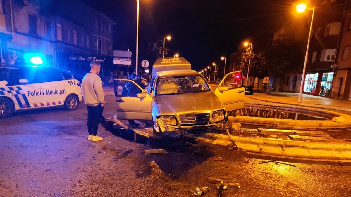 Un conductor que cuadruplicaba la tasa de alcohol se estrella de madrugada contra la rotonda de Cuatrovientos (León).- ICAL