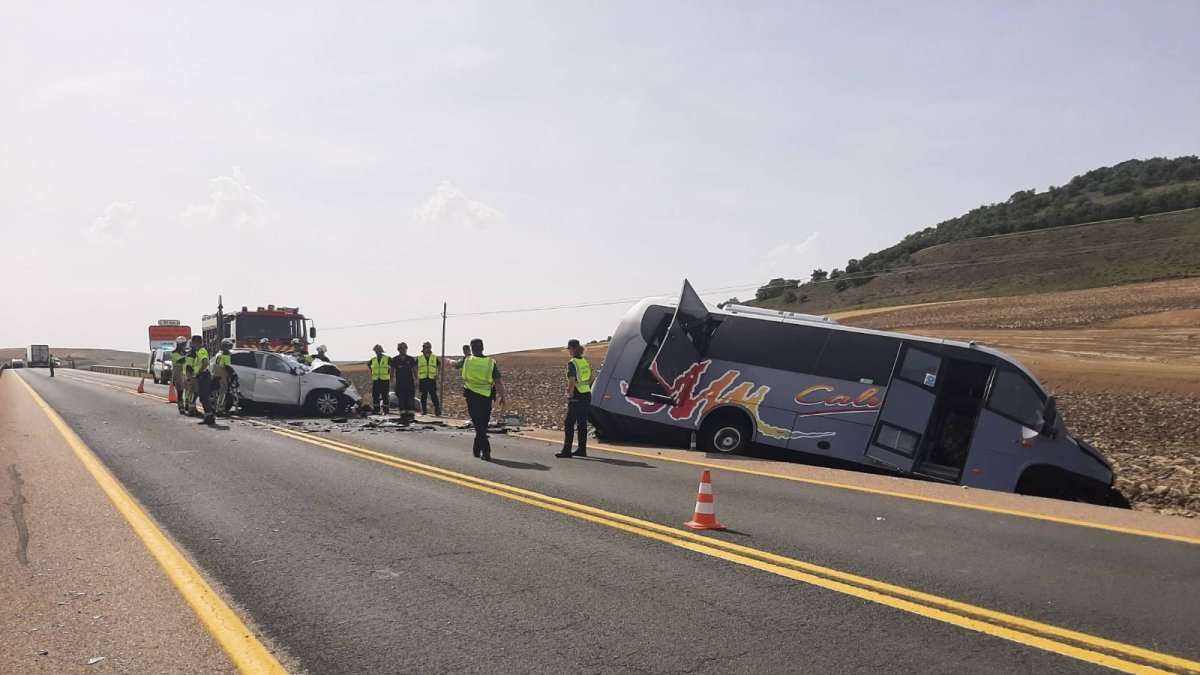 Los vehículos tras el accidente en Burgos. ECB