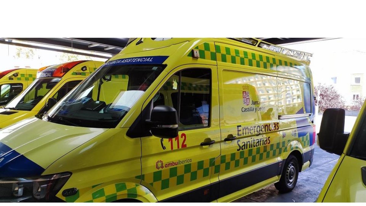 Imagen de archivo de una ambulancia UVI móvil.- E. PRESS