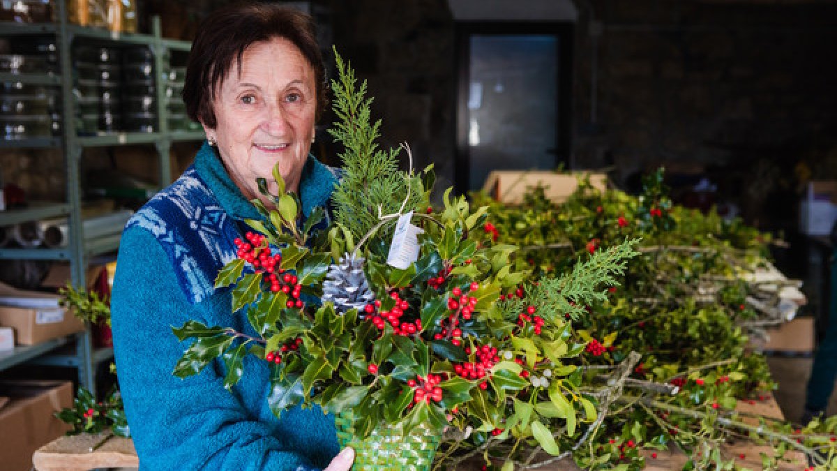 Elaboración artesana de centros ornamentales de acebo en la asociación 