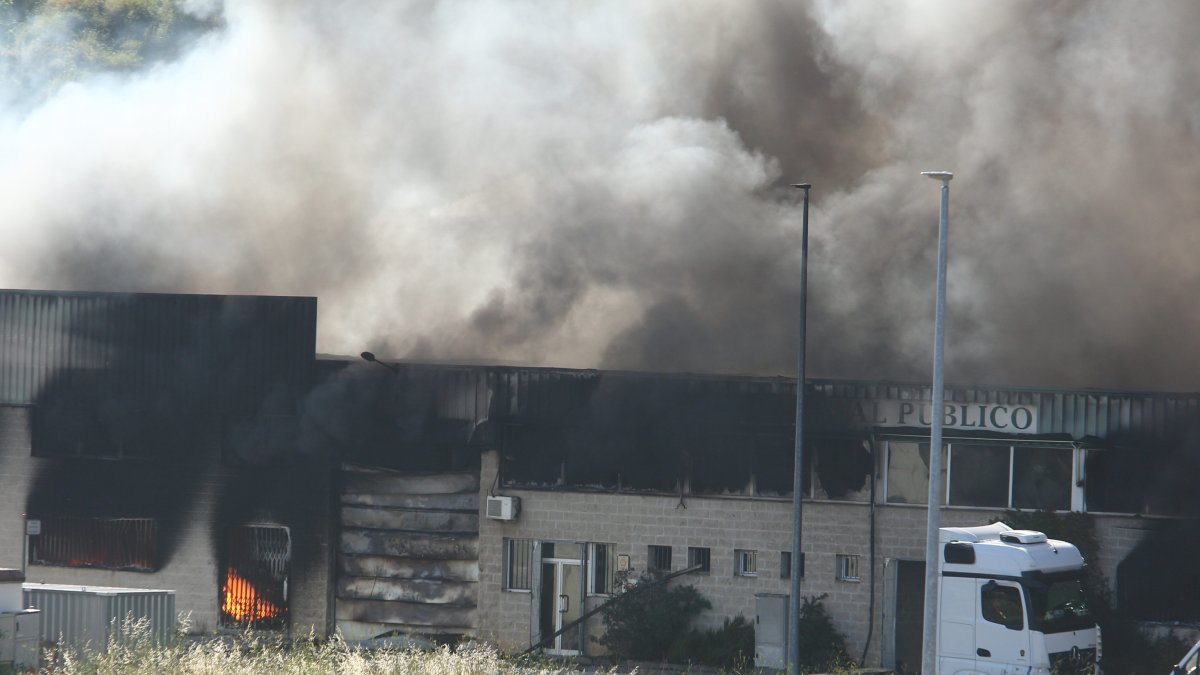 Incendio en varias naves del polígono industrial de Bembibre (León).- ICAL