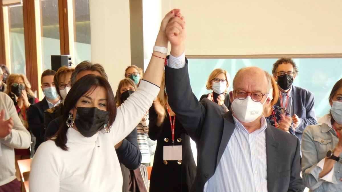 La secretaria de Organización del PSOE Ana Sánchez, junto al actual alcalde de Ávila Jesús Caro, reelegido tras las elecciones de octubre durante el Congreso provincial del PSOE en Ávila. -ICAL