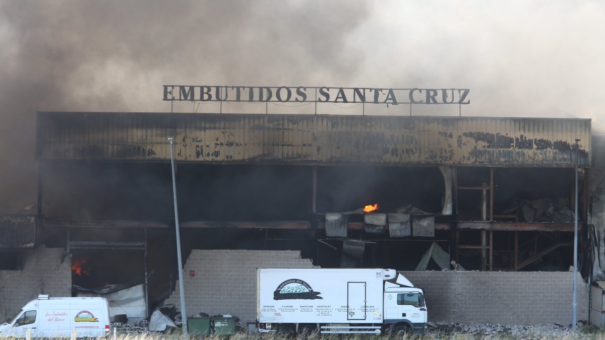 Incendio en varias naves del polígono industrial de Bembibre (León).- ICAL
