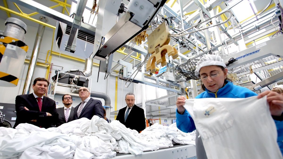 El consejero de Economía y Hacienda visita la lavandería industrial de Ilunion. - ICAL