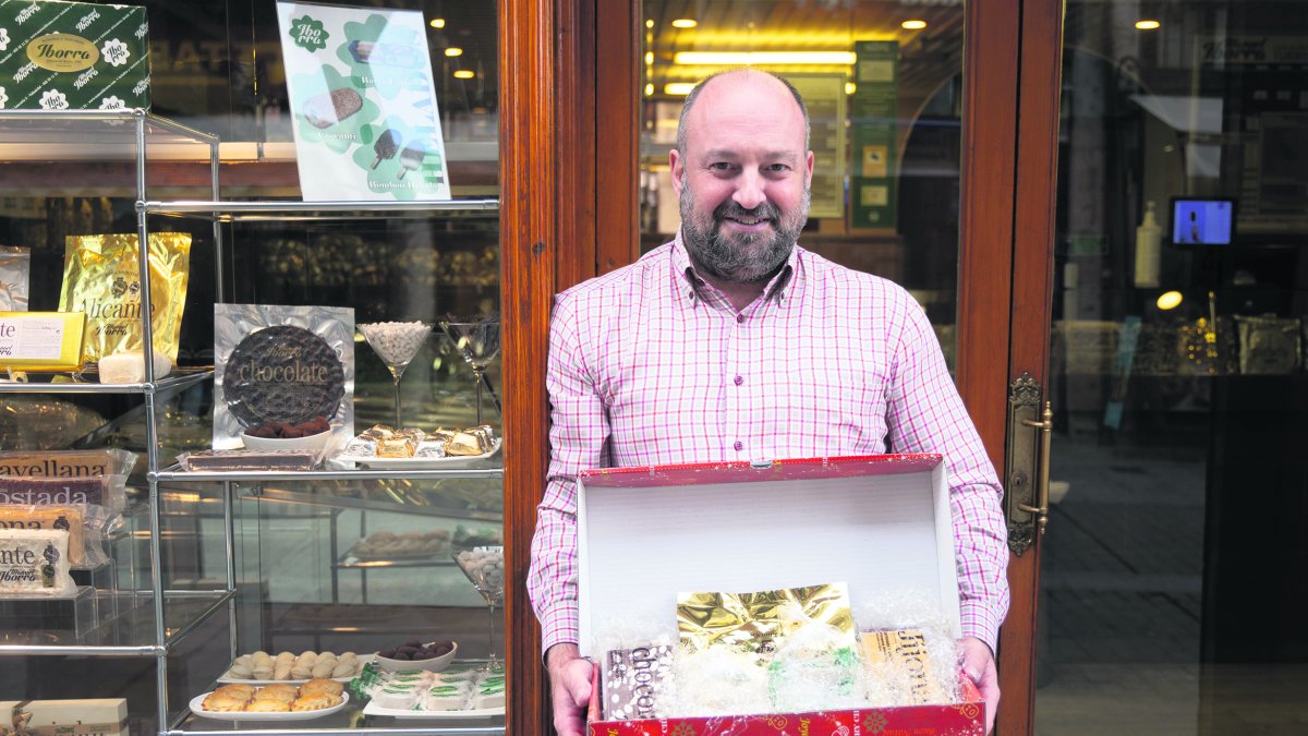 En la imagen, Antonio Iborra Cremades, actual responsable del negocio familiar junto con sus hermanos, en la puerta del establecimiento de la calle Lencería.  / PHOTOGENIC