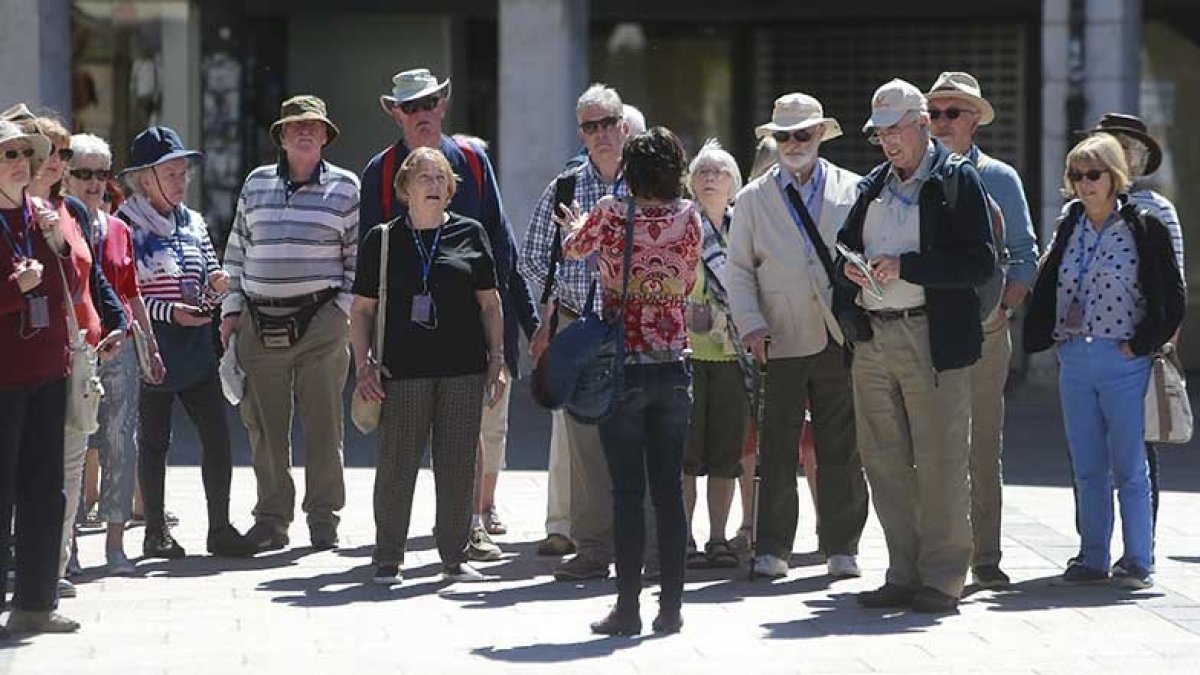 Una guía turísitica ofrece una explicación a un grupo de turistas. RAÚL G. OCHOA