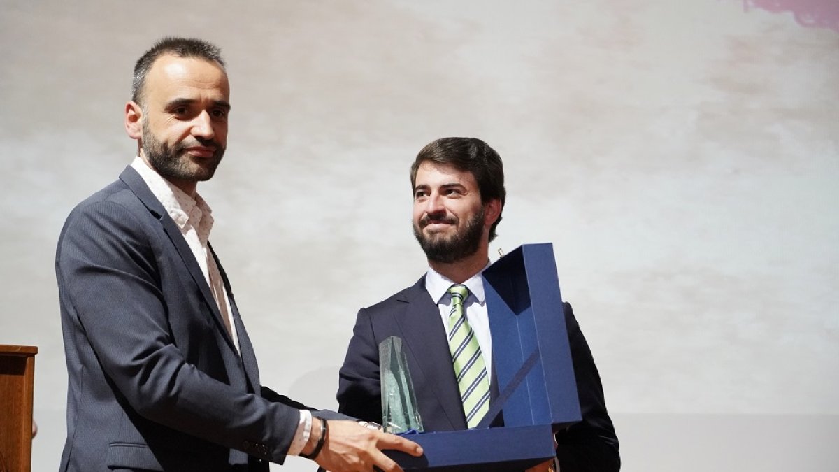 El vicepresidente de la Junta, Juan García-Gallardo, entrega el Premio Colmena 2022 de la Asociación de las Víctimas del Terrorismo de la Comunidad al presidente del Colegio de Periodistas de Castilla y León, Pedro Lechuga. -ICAL