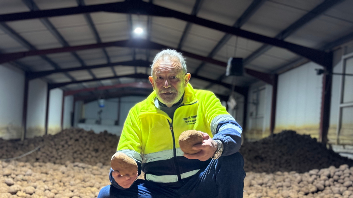 Nicolás Serna posa en uno de sus almacenes - ECB