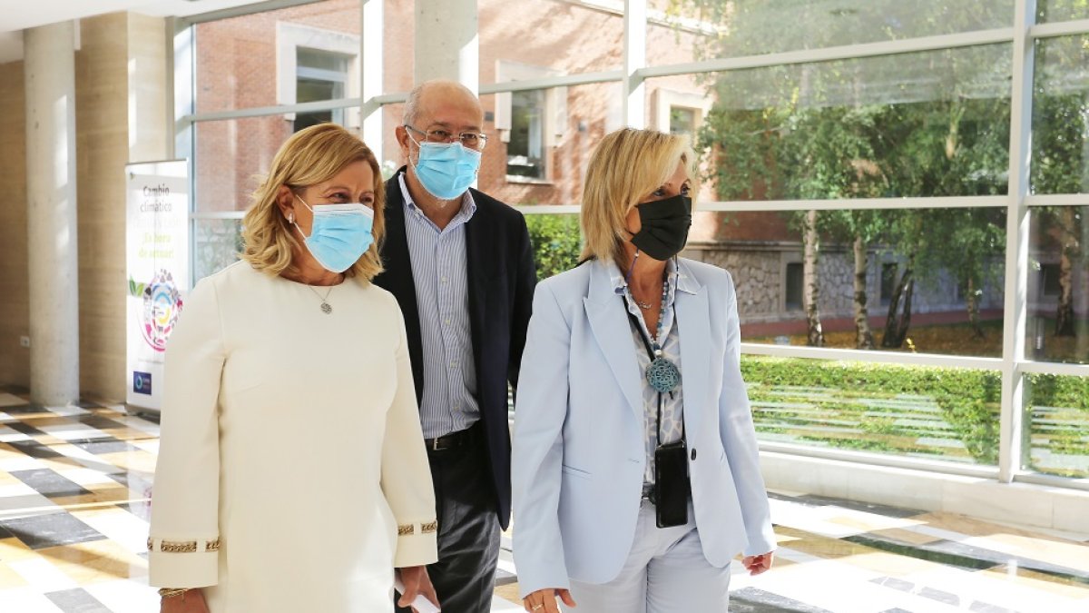 La nueva directora de Asistencia Sanitaria, Gloria Sánchez Antolín, junto al vicepresidente Igea y la consejera Casado. - ICAL