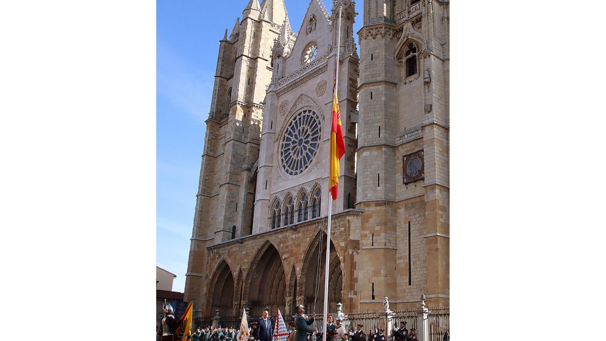 Izado de la bandera de España con la catedral de León al fondo en los actos por la patrona de la Guardia Civil. -ICAL