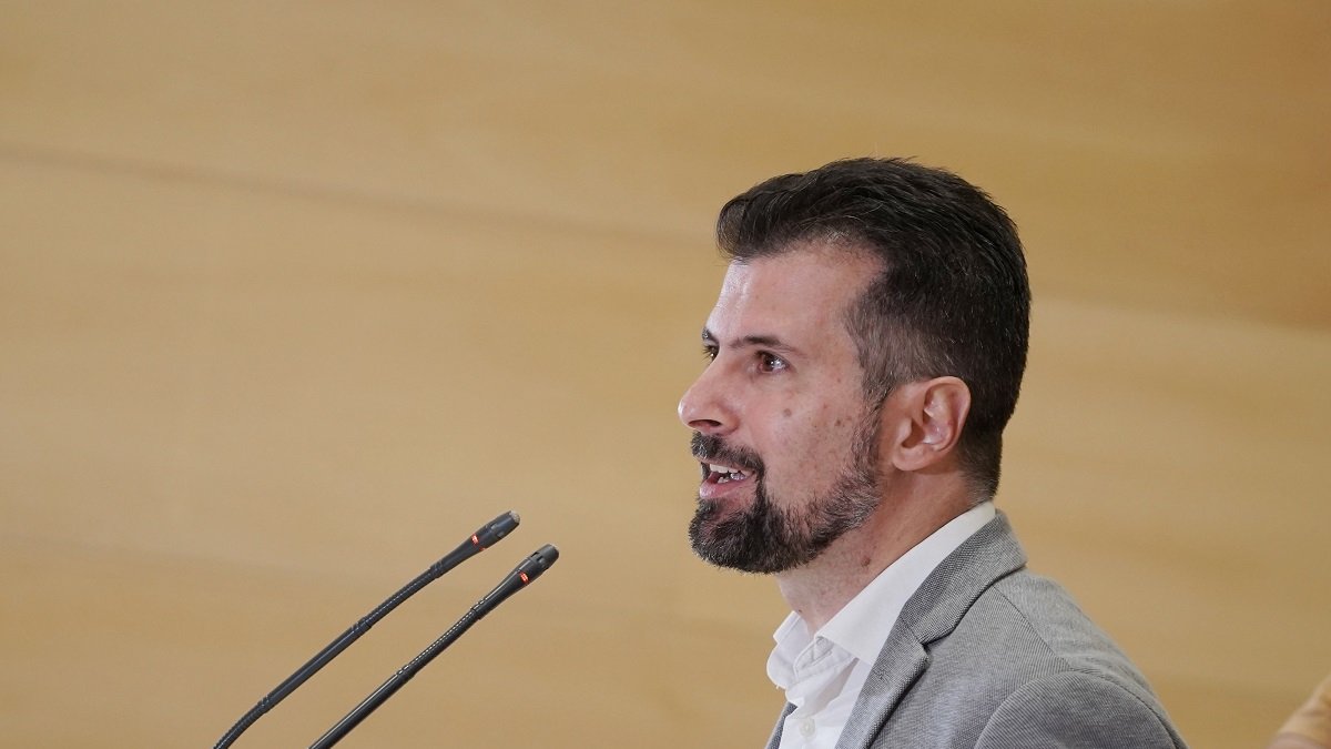 El portavoz del Grupo Parlamentario Socialista, Luis Tudanca, se reúne con representantes de los trabajadores del 112. - ICAL